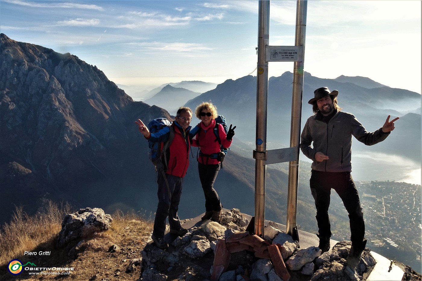 04 Alla croce di vetta dello Zucco Sileggio (1373 m) controsole verso i Corni di Canzo.JPG